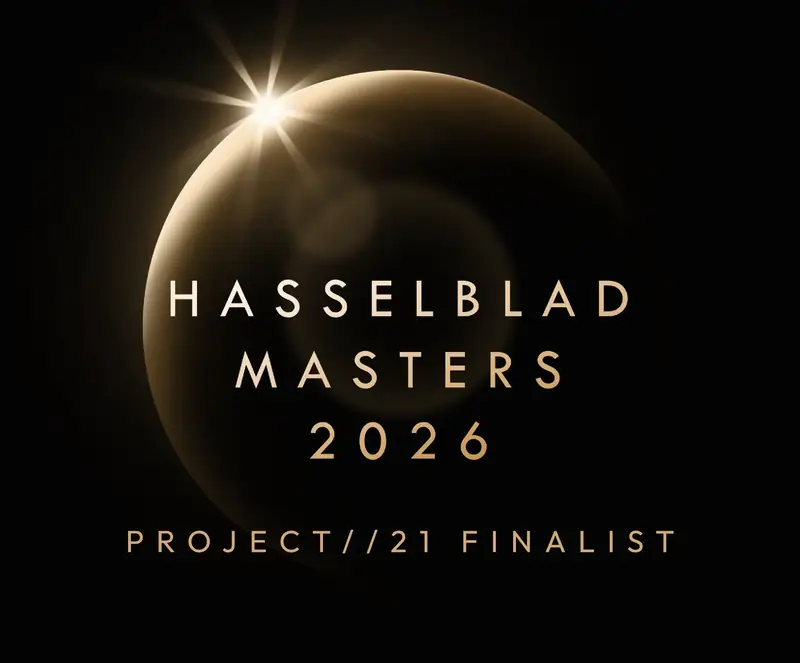 Mustapohjainen Hasselblad Masters 2026 Finalist -tunnus kultaisella linssiheijastuksella ja typografialla.